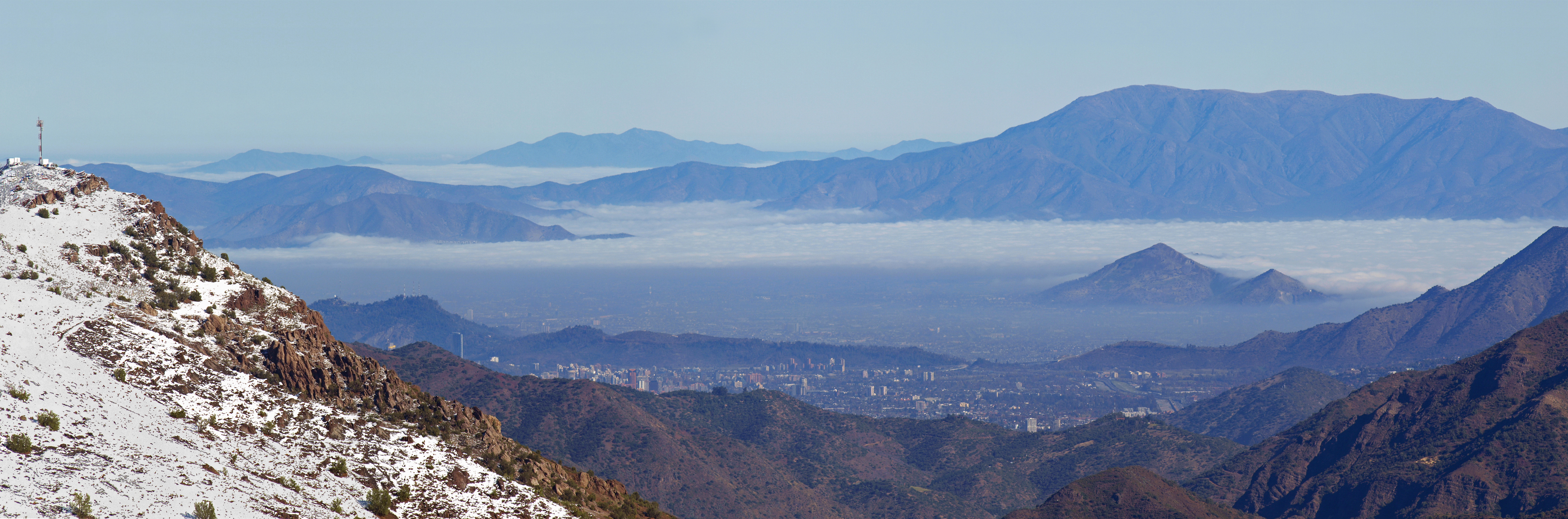 Panorámica de Santiago rodeado de montañas